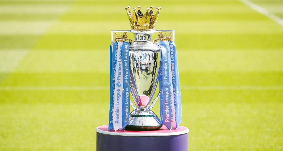 Le trophée de Premier League remis au champion d'Angleterre de football
