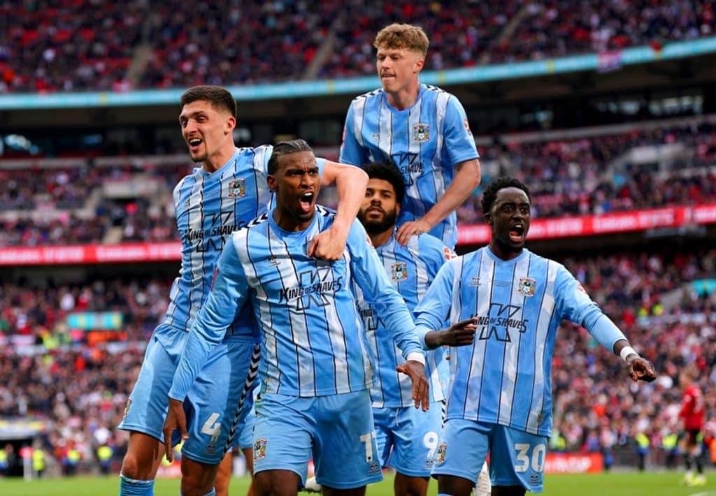 La joie des joueurs de Coventry en route vers la Premier League