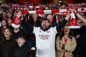 Supporters d'Arsenal qui fêtent la qualification de leur équipe en Ligue des Champions face au Sporting Portugal